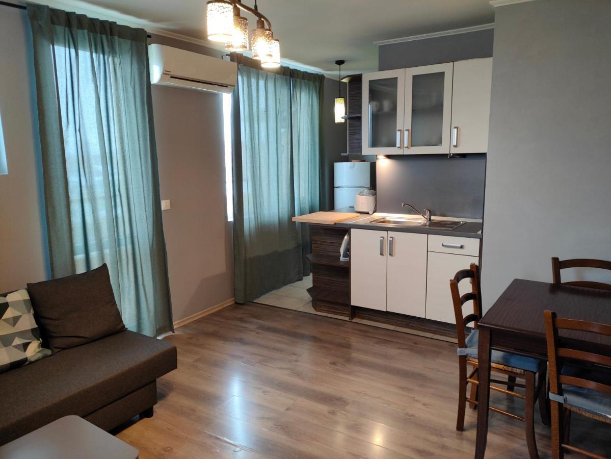 Апартаменти Mladost 1 Near The Metro Софія