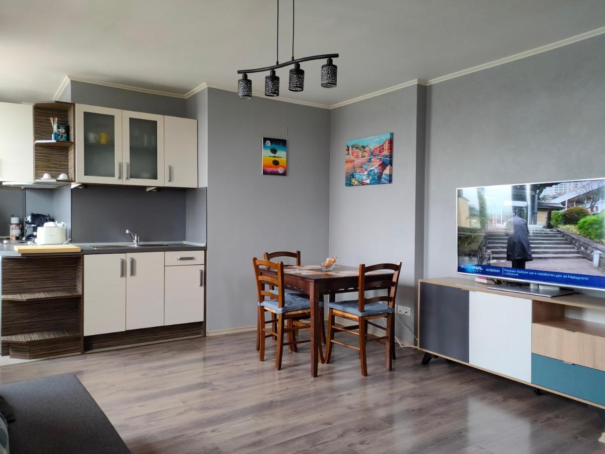 Апартаменти Mladost 1 Near The Metro Софія